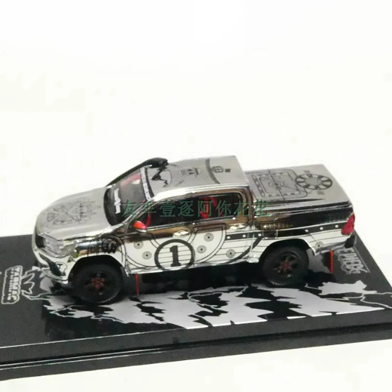 Tarmac Works 1:64 Scale Toyota Hilux Model 2 Tarmac Works 1:64 Scale Toyota Hilux Model - Image 2