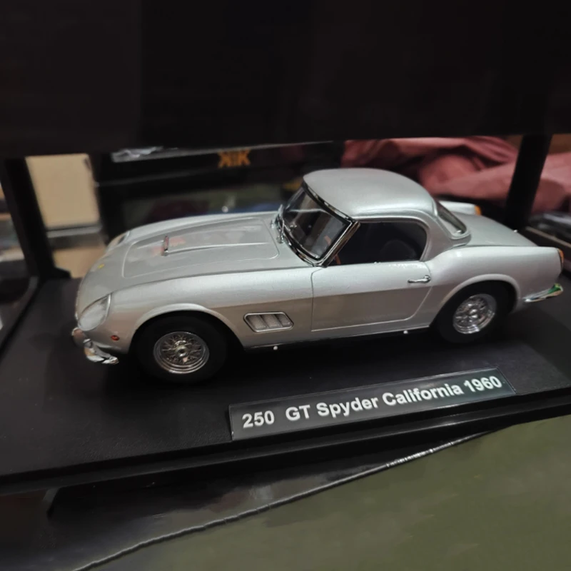 Diecast 1:18 Scale Ferrari 250 GT 1960 Model 3 Diecast 1:18 Scale Ferrari 250 GT 1960 Model - Image 3