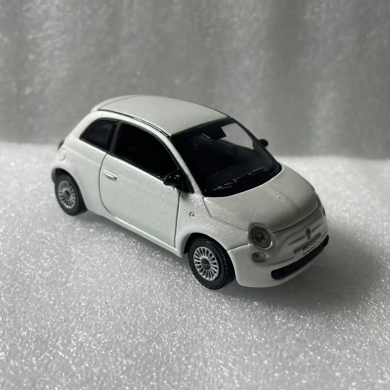 Fiat 500 1/43 Scale Diecast Model in White 3 Fiat 500 1/43 Scale Diecast Model in White - Image 3