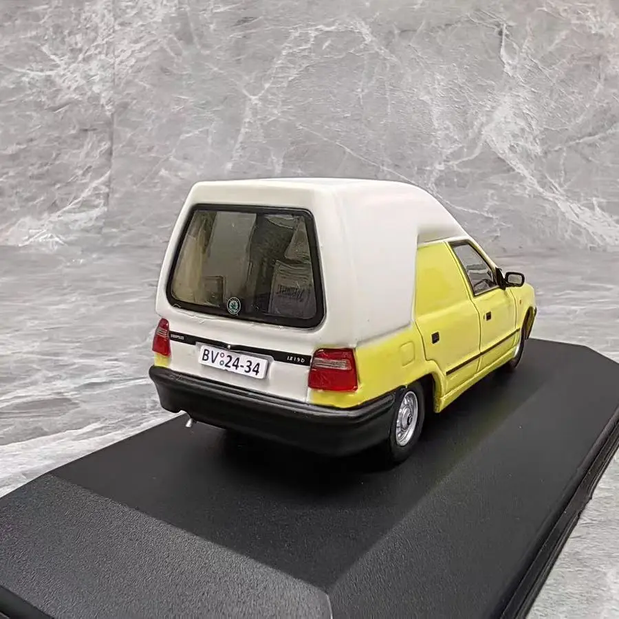 1:43 Scale Skoda Felicia Van Plus Model 3 1:43 Scale Skoda Felicia Van Plus Model - Image 3