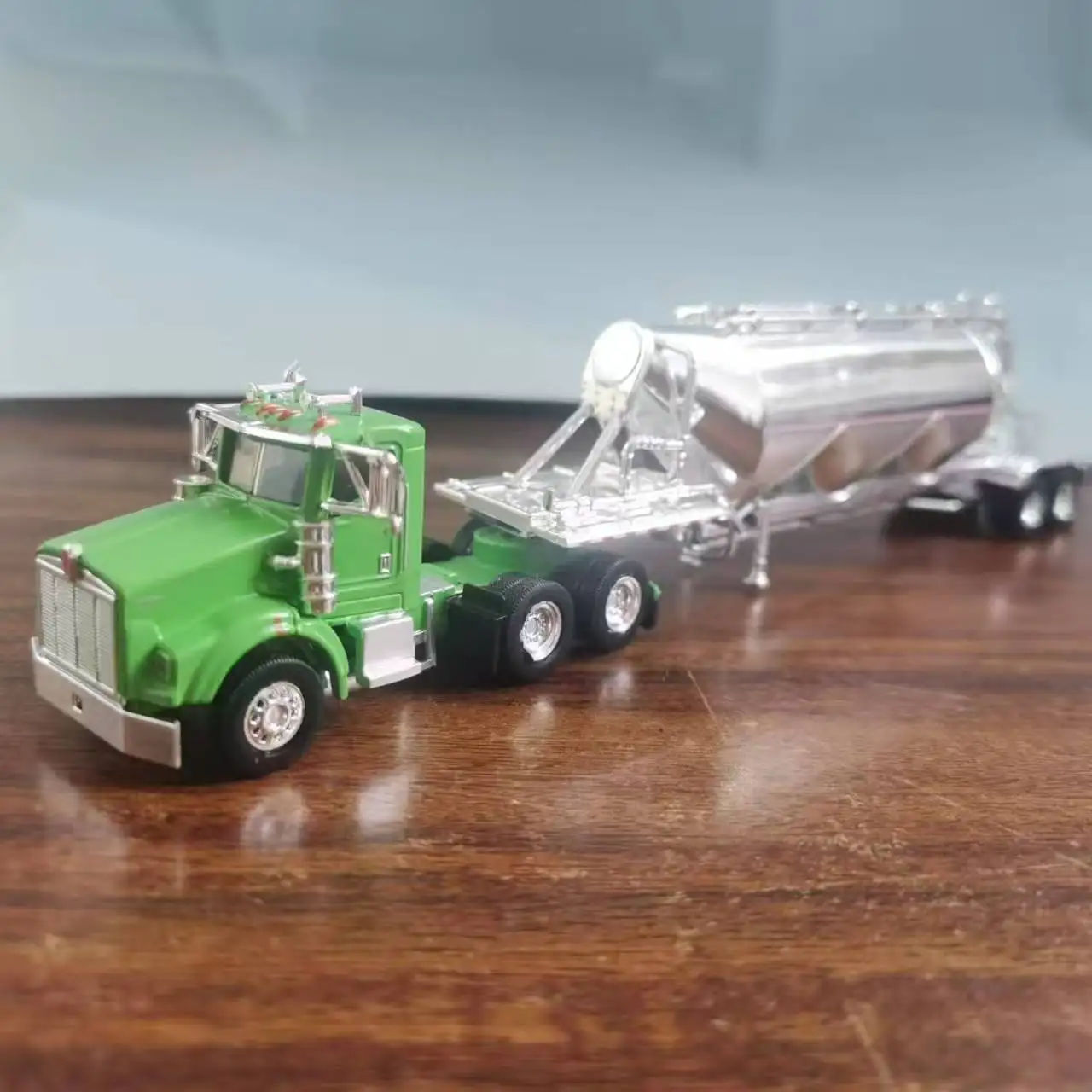 1:87 Scale Peterbilt 367 Tanker Truck Model 8 1:87 Scale Peterbilt 367 Tanker Truck Model - Image 8