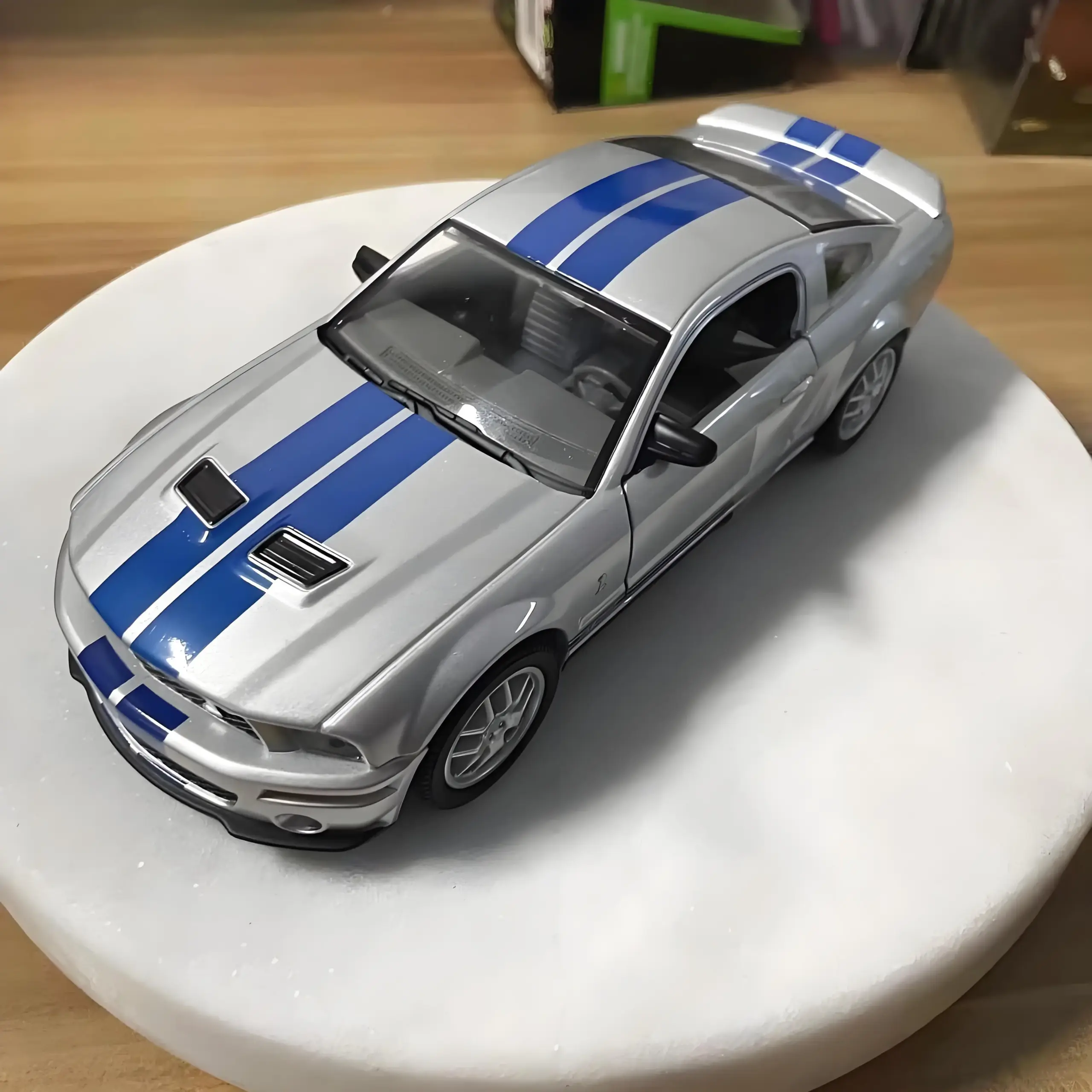 1:24 Scale 2007 Shelby GT500 Model Car 7 1:24 Scale 2007 Shelby GT500 Model Car - Image 7