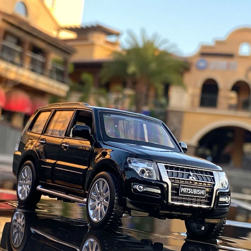 1:32 Mitsubishi Pajero Diecast Model Silver Vehicle 2 1:32 Mitsubishi Pajero Diecast Model Silver Vehicle - Image 2