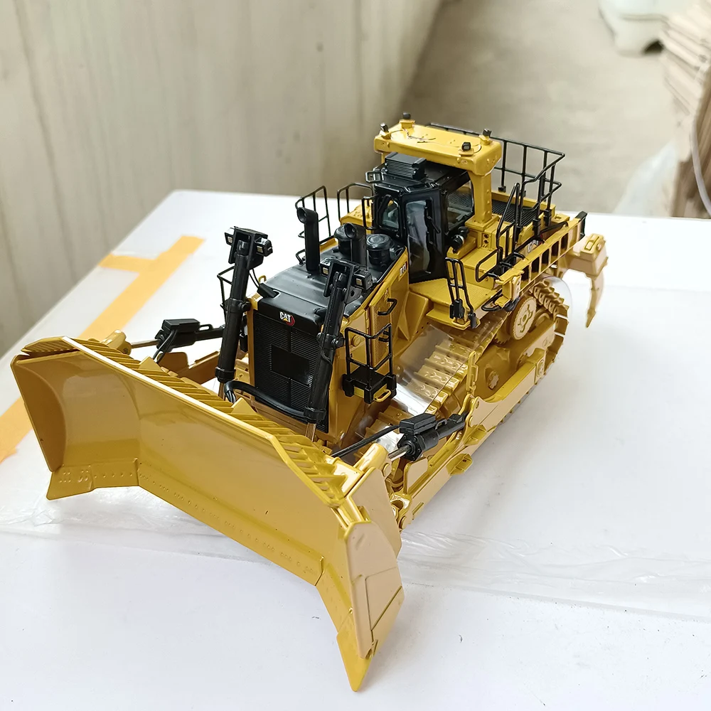 Cat D11t Bulldozer Die-Cast Model 1:50 Scale 6 Cat D11t Bulldozer Die-Cast Model 1:50 Scale - Image 6