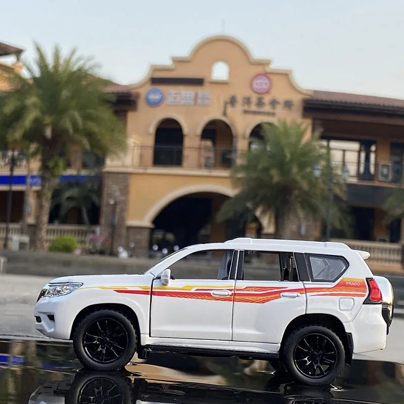 1:32 Black Toyota Prado Diecast Model Car 5 1:32 Black Toyota Prado Diecast Model Car - Image 5