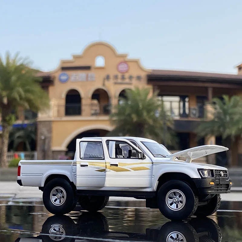 1:32 Scale Olive Green Toyota Hilux Model 3 1:32 Scale Olive Green Toyota Hilux Model - Image 3