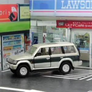 Mitsubishi Pajero 1:64 Diecast SUV Model 8 S9db99a951fd54fdc995d66b1d6fee32bF