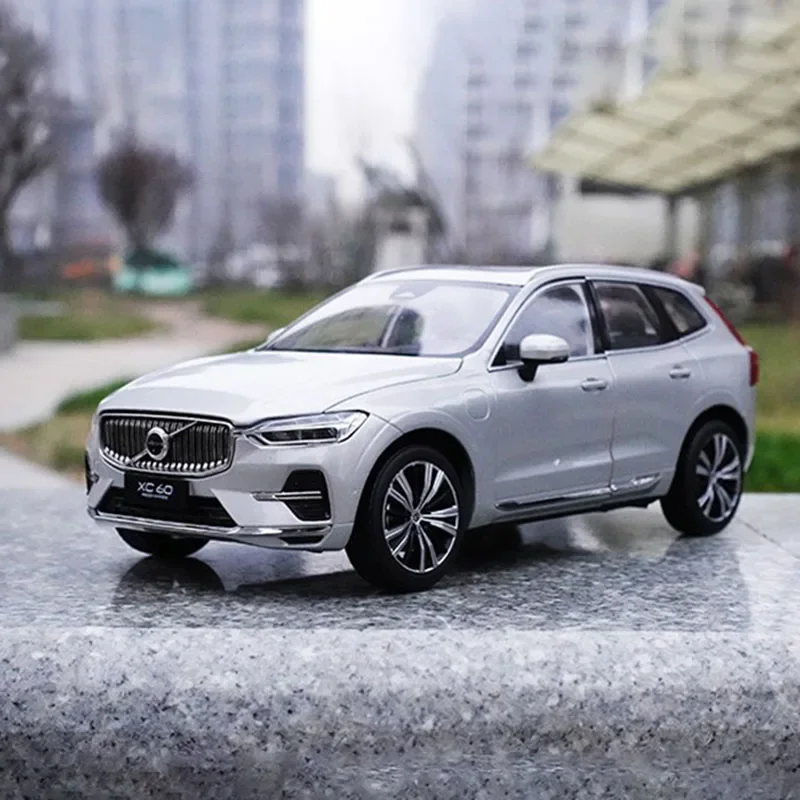 1/18 Scale White XC60 2022 Diecast Model 3 1/18 Scale White XC60 2022 Diecast Model - Image 3