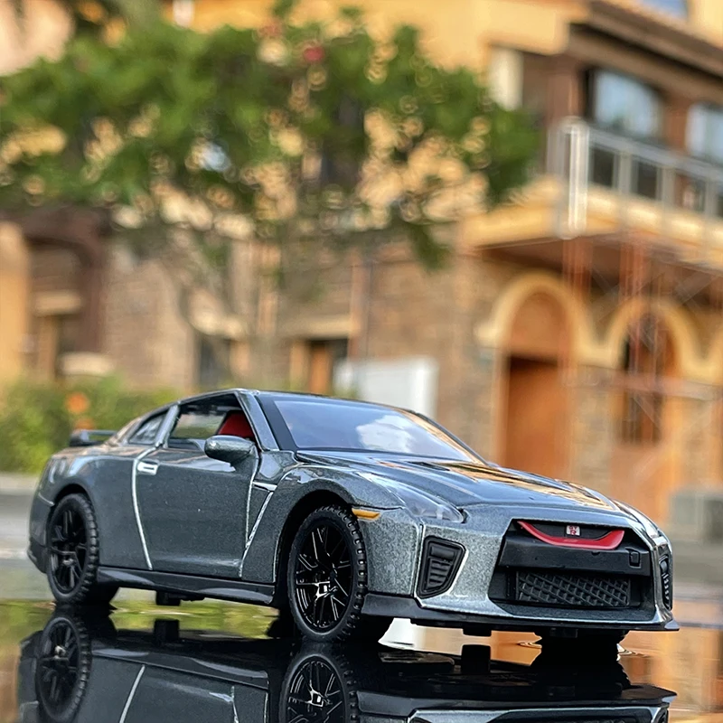 1:32 Nissan GT-R R34/R35 Diecast Model Car 2 1:32 Nissan GT-R R34/R35 Diecast Model Car - Image 2