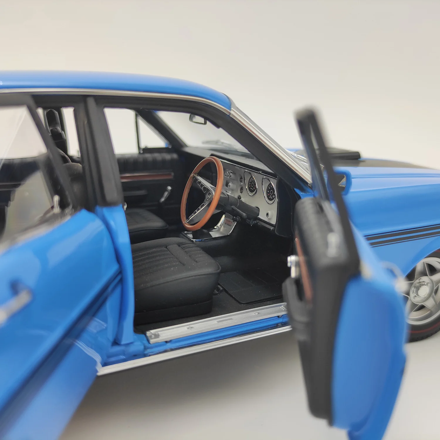 1/18 Scale Ford Falcon Diecast Model Car 4 1/18 Scale Ford Falcon Diecast Model Car - Image 4