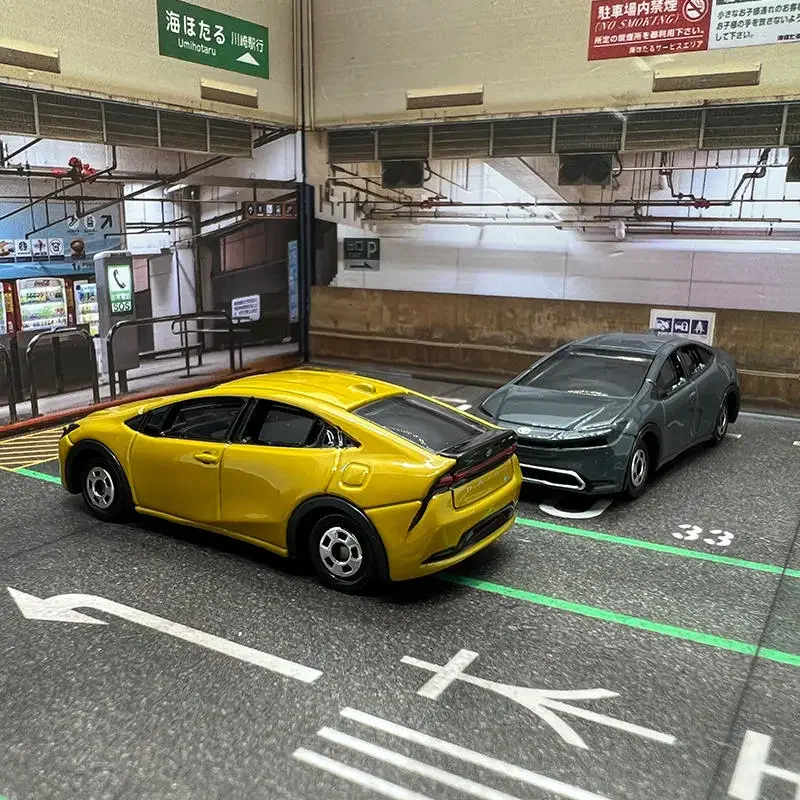 TOMY Toyota Prius Diecast Model Car Set 3 TOMY Toyota Prius Diecast Model Car Set - Image 3