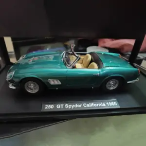 Diecast 1:18 Scale Ferrari 250 GT 1960 Model 31 Sa73d2963d0944542b170dba39c89e11cL