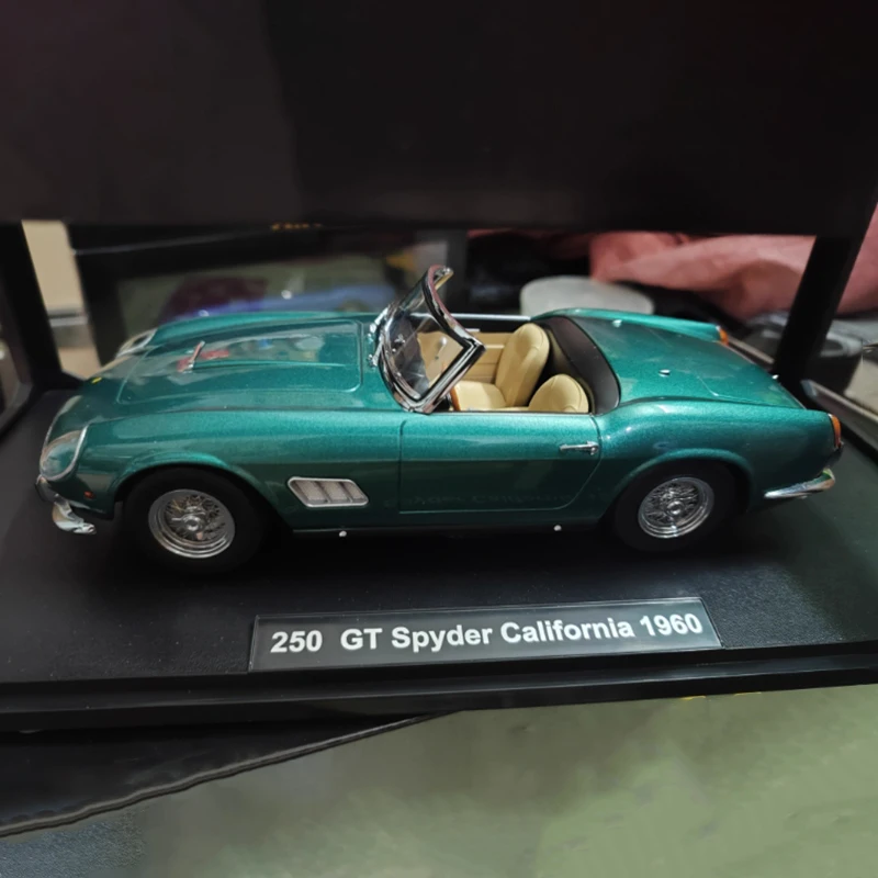 Diecast 1:18 Scale Ferrari 250 GT 1960 Model 12 Diecast 1:18 Scale Ferrari 250 GT 1960 Model - Image 12