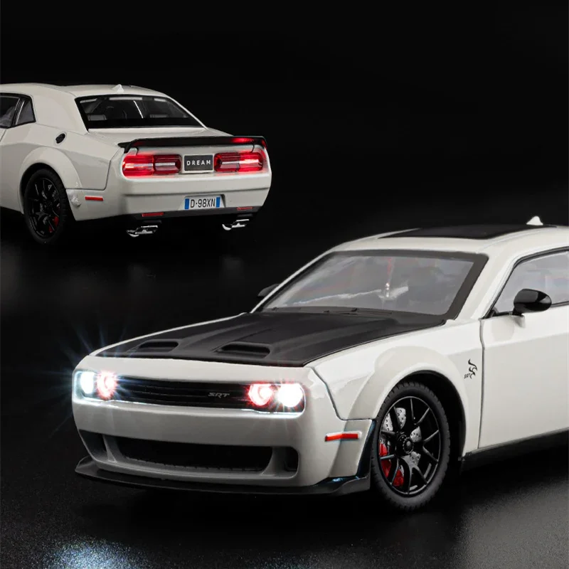 1:24 Dodge Challenger SRT Hellcat Diecast Model 3 1:24 Dodge Challenger SRT Hellcat Diecast Model - Image 3