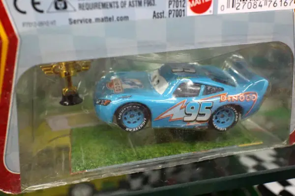 Lightning McQueen Diecast Vehicle 7 cm with Trophy - Image 2
