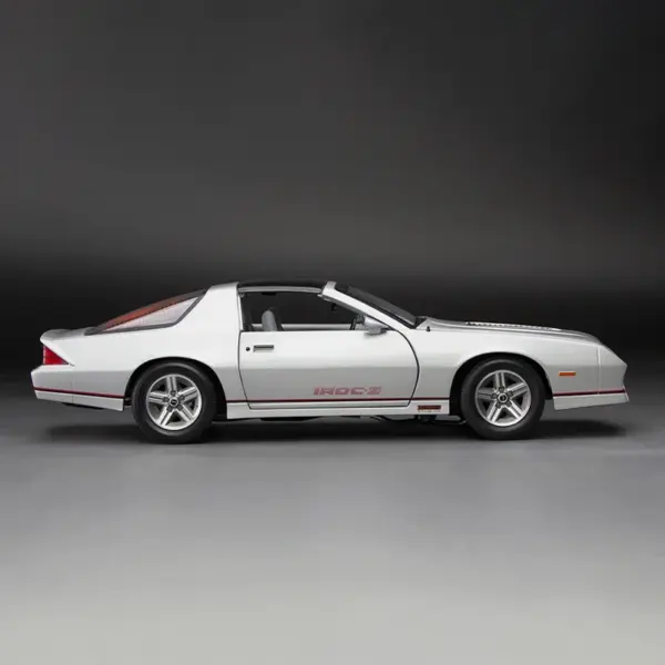 1985 Camaro IROC 1:18 Diecast Model Collectible - Image 2