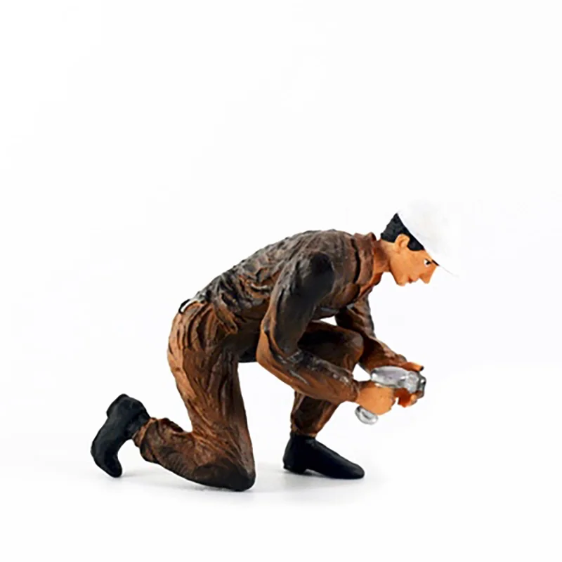 Car Scene Miniature Repairman Figure 1:18 Scale 15 Car Scene Miniature Repairman Figure 1:18 Scale - Image 15