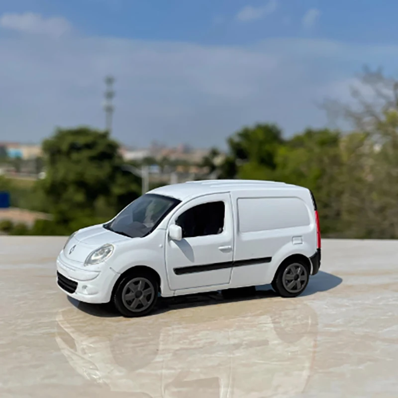 Renault Minivan 1:43 Alloy Model Car 3 Renault Minivan 1:43 Alloy Model Car - Image 3