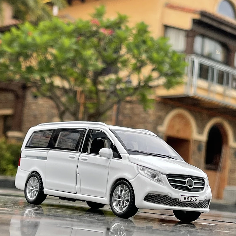 1:32 Scale Mercedes-Benz V260 Diecast Car Set 3 1:32 Scale Mercedes-Benz V260 Diecast Car Set - Image 3