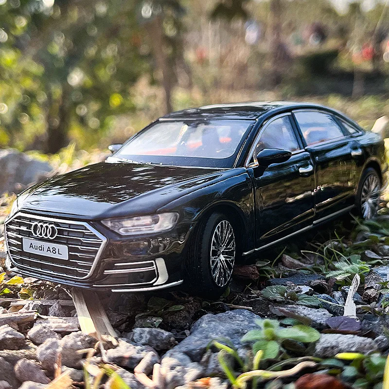 1:32 Scale Audi A8L Diecast Model Car 2 1:32 Scale Audi A8L Diecast Model Car - Image 2