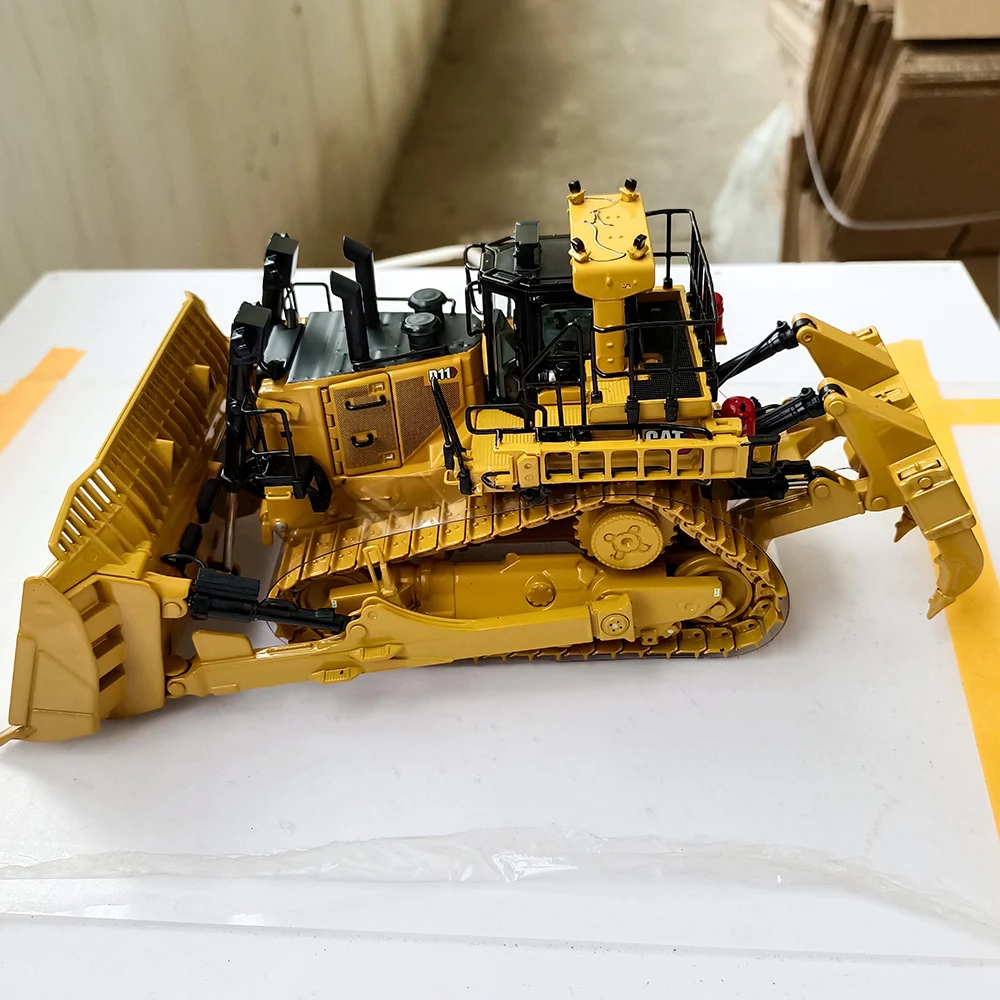 Cat D11t Bulldozer Die-Cast Model 1:50 Scale 2 Cat D11t Bulldozer Die-Cast Model 1:50 Scale - Image 2
