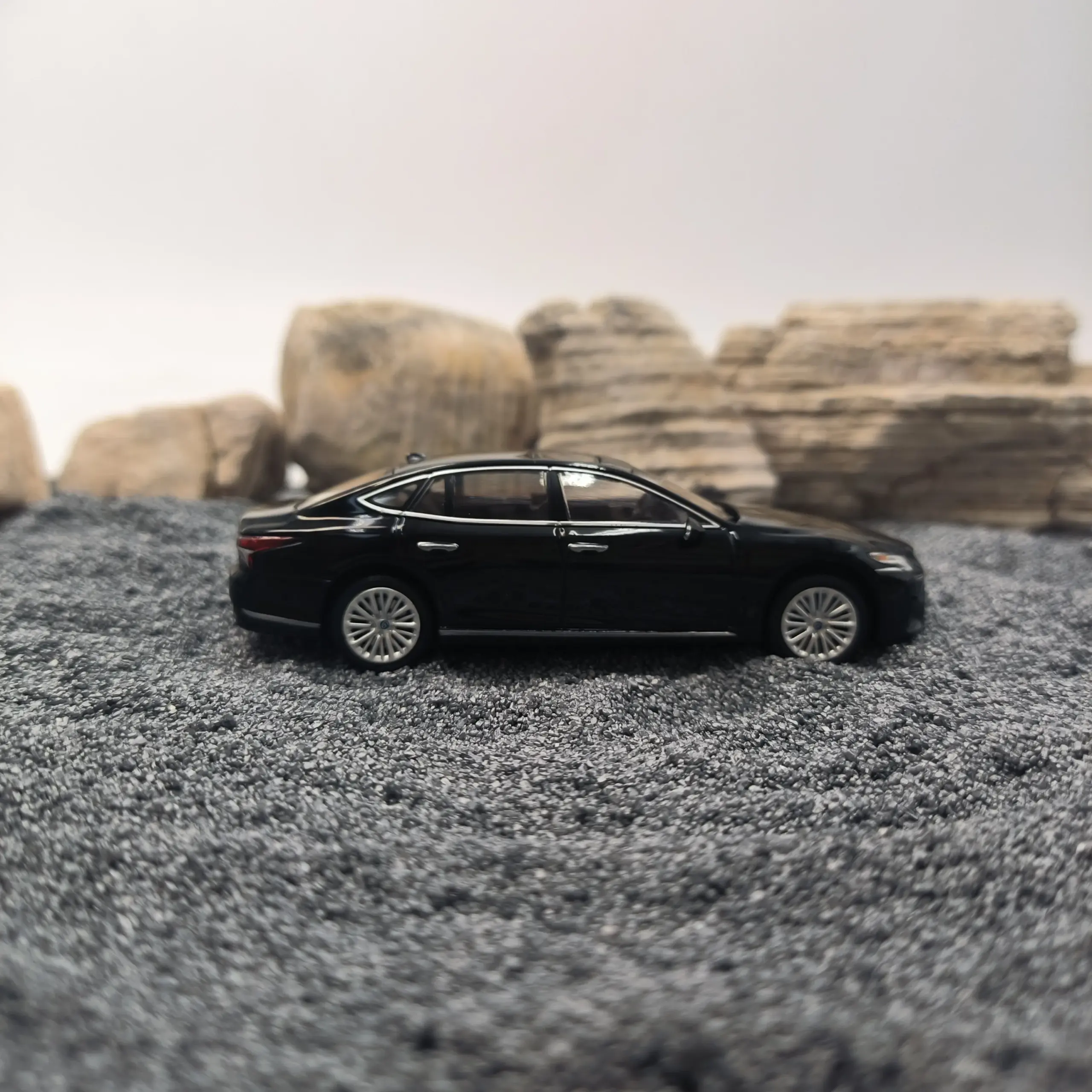 MASDI 1:64 Glossy Black Alloy Car Model 5 MASDI 1:64 Glossy Black Alloy Car Model - Image 5