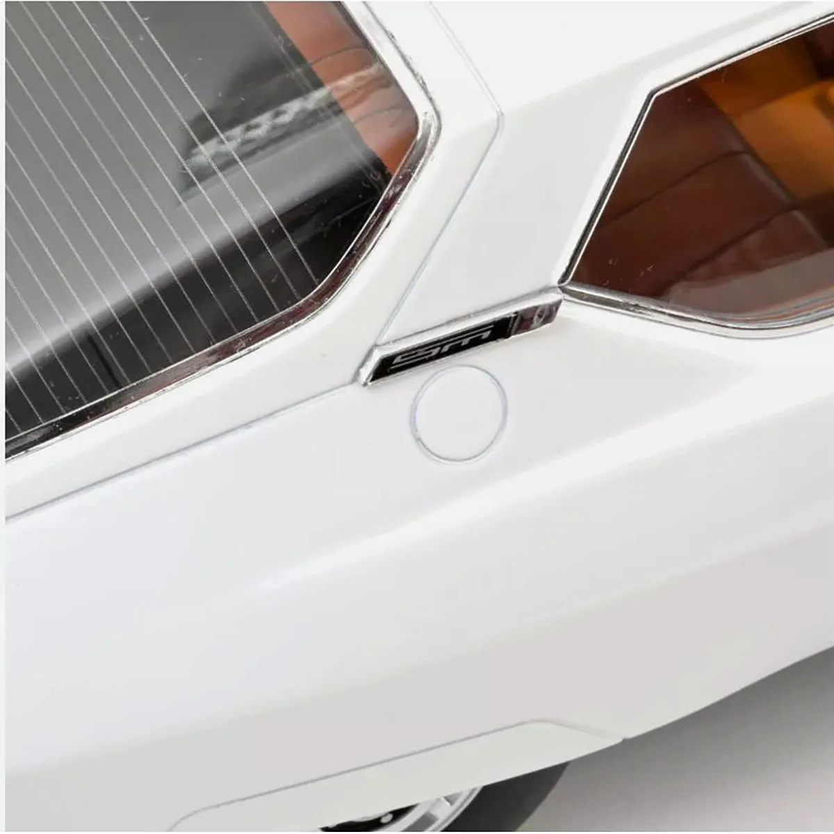 Die-cast Citro SM 1970 Rare White 1:12 Scale Alloy Classic Car Model Souvenir Large Sedan Ornament Collection Hobby Holiday Gift 4 Die-cast Citro SM 1970 Rare White 1:12 Scale Alloy Classic Car Model Souvenir Large Sedan Ornament Collection Hobby Holiday Gift - Image 4