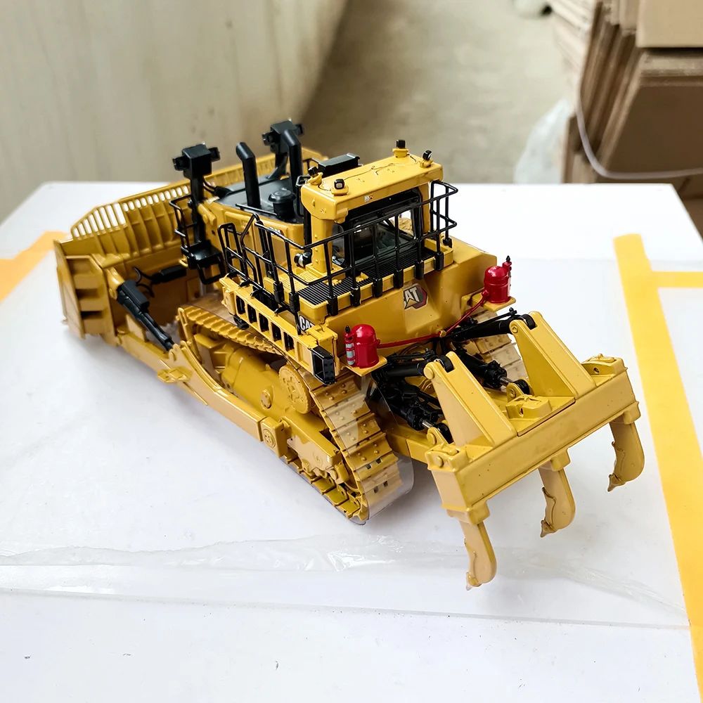 Cat D11t Bulldozer Die-Cast Model 1:50 Scale 3 Cat D11t Bulldozer Die-Cast Model 1:50 Scale - Image 3
