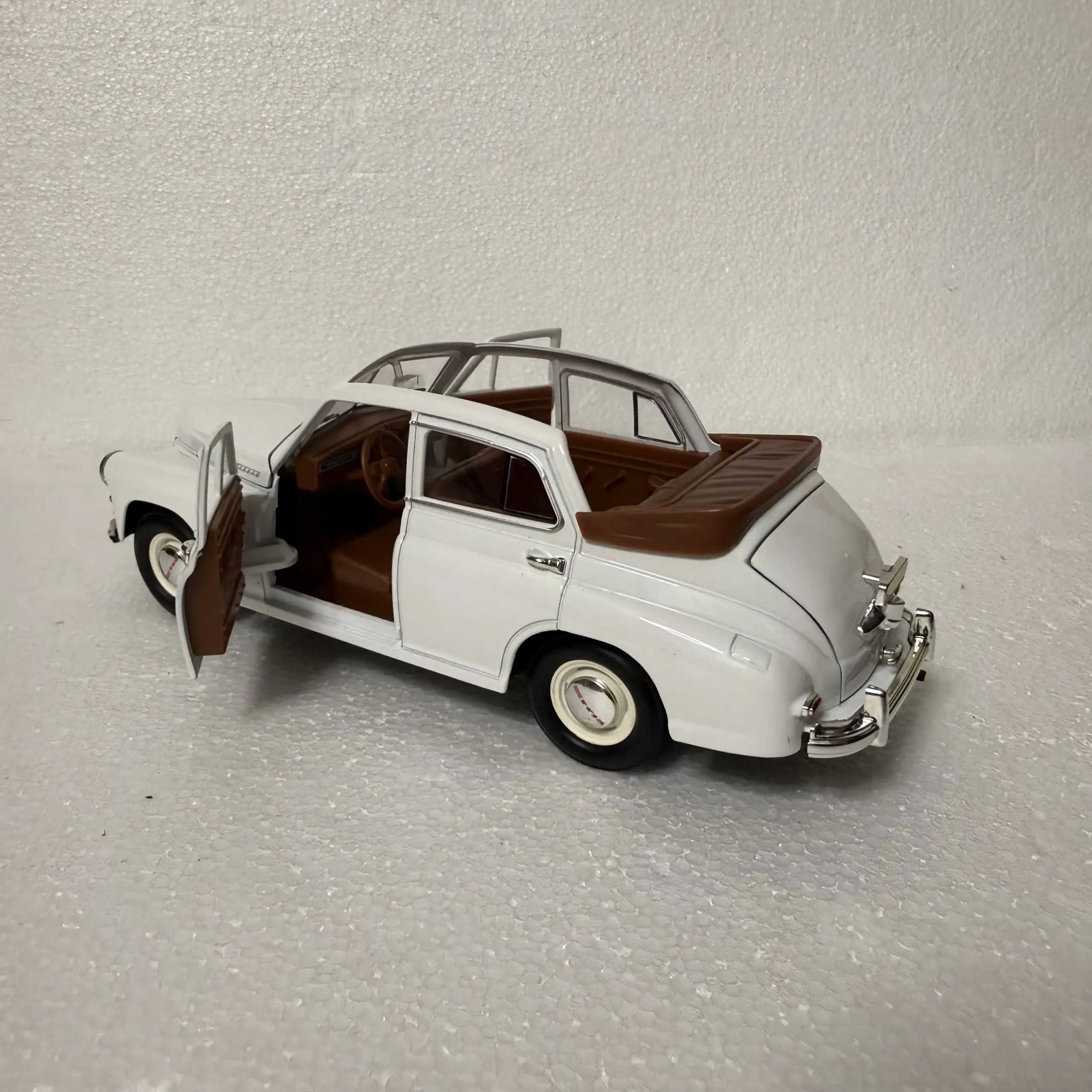 Gaz M20 Pobeda 1:24 Diecast Model Car 2 Gaz M20 Pobeda 1:24 Diecast Model Car - Image 2
