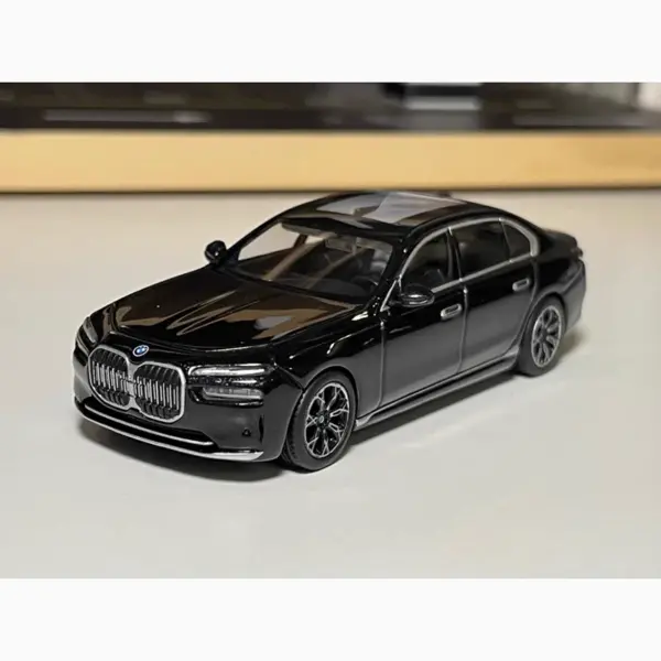 MINI GT 1:64 Scale BMW i7 eDrive 50 Model - Image 3