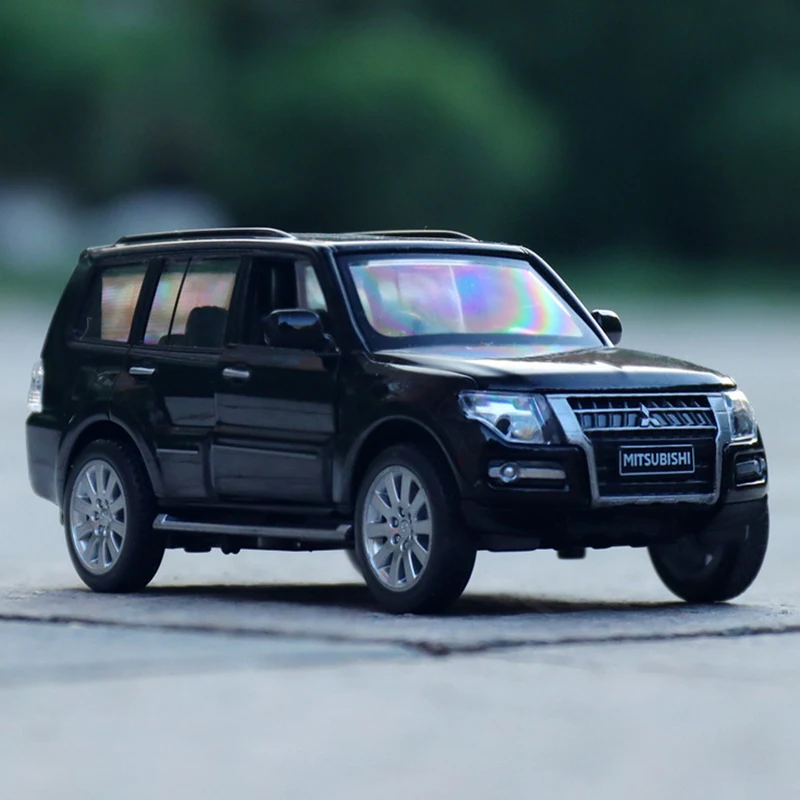 1:32 Mitsubishi Pajero Diecast Model Silver Vehicle 5 1:32 Mitsubishi Pajero Diecast Model Silver Vehicle - Image 5