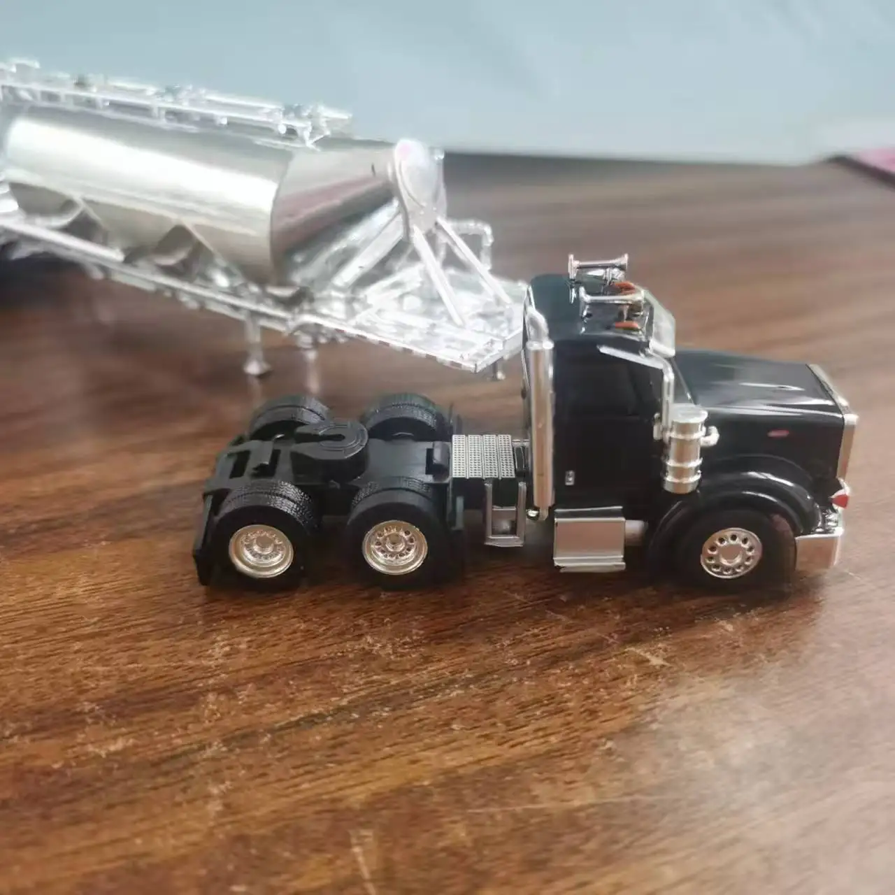 1:87 Scale Peterbilt 367 Tanker Truck Model 4 1:87 Scale Peterbilt 367 Tanker Truck Model - Image 4