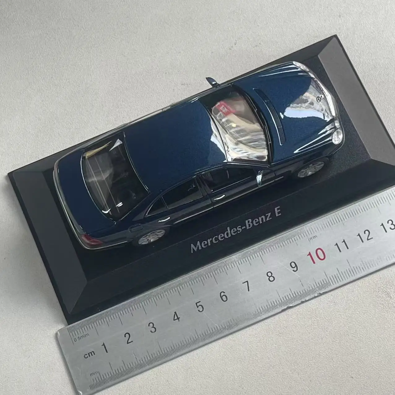 Mercedes-Benz E-Class W211 2006 Die-Cast Model 2 Mercedes-Benz E-Class W211 2006 Die-Cast Model - Image 2