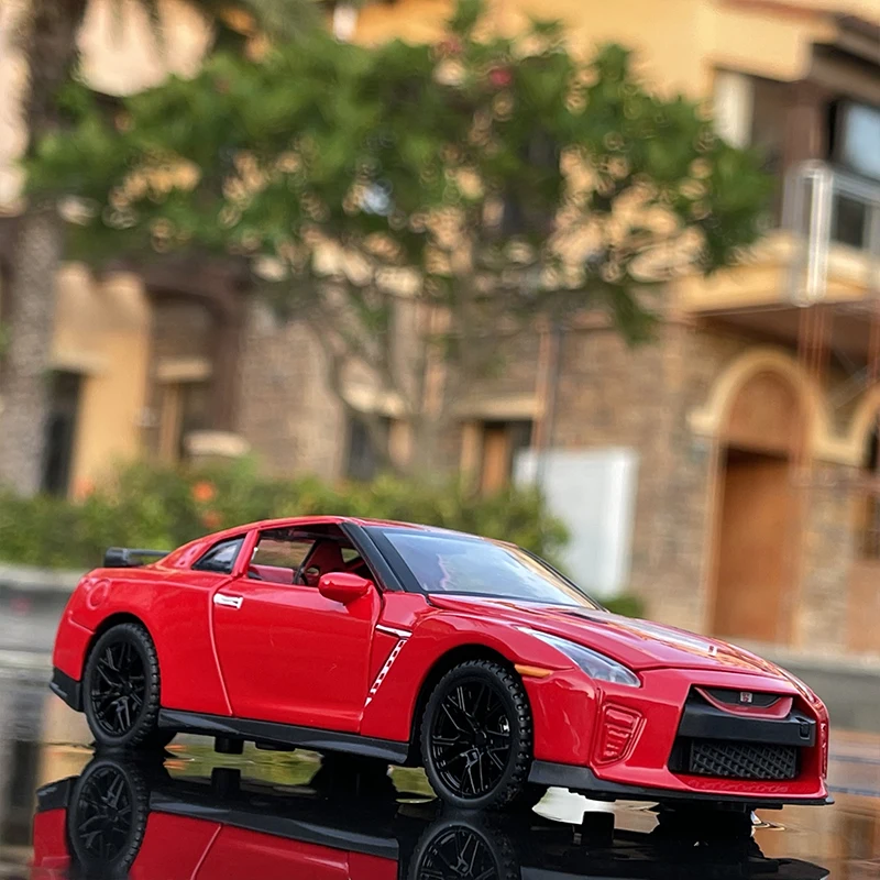 1:32 Nissan GT-R R34/R35 Diecast Model Car 4 1:32 Nissan GT-R R34/R35 Diecast Model Car - Image 4