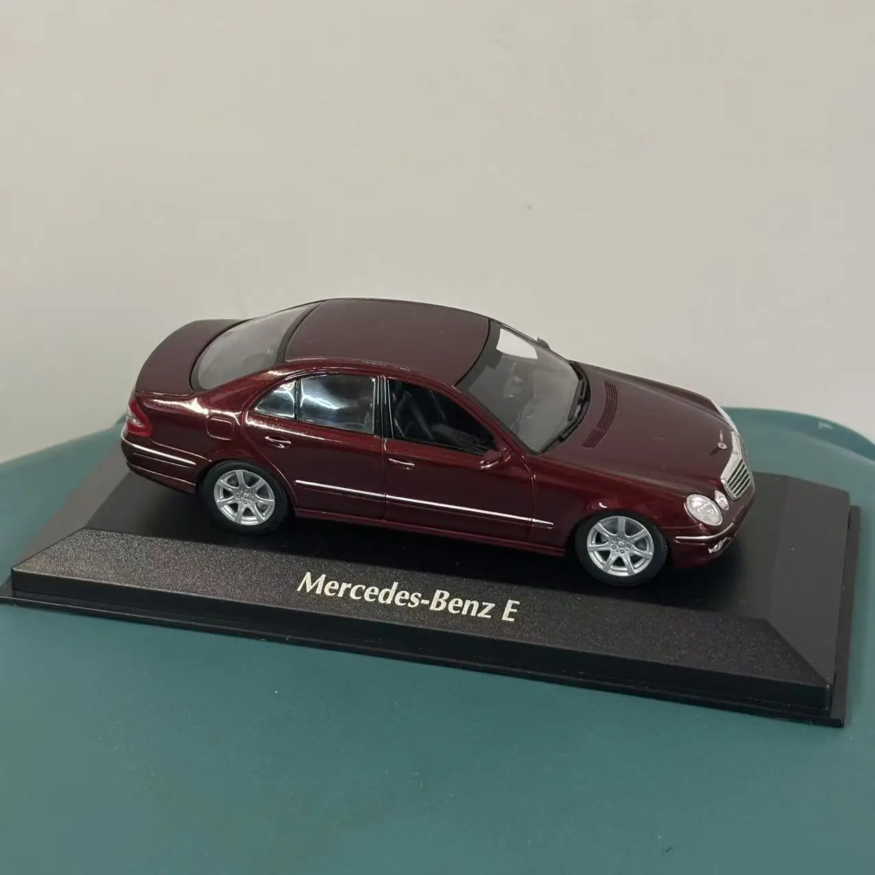 Mercedes-Benz E-Class W211 2006 Die-Cast Model 6 Mercedes-Benz E-Class W211 2006 Die-Cast Model - Image 6