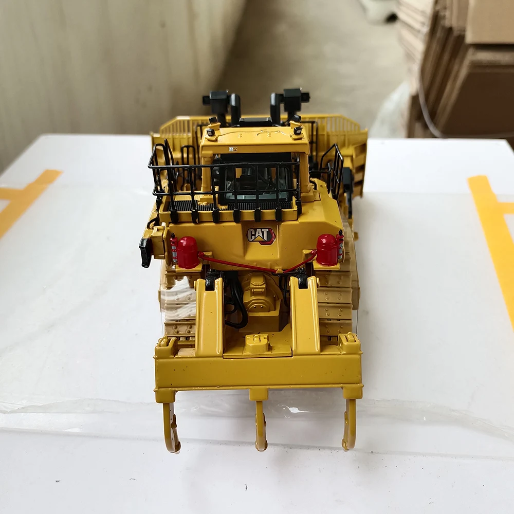 Cat D11t Bulldozer Die-Cast Model 1:50 Scale 5 Cat D11t Bulldozer Die-Cast Model 1:50 Scale - Image 5