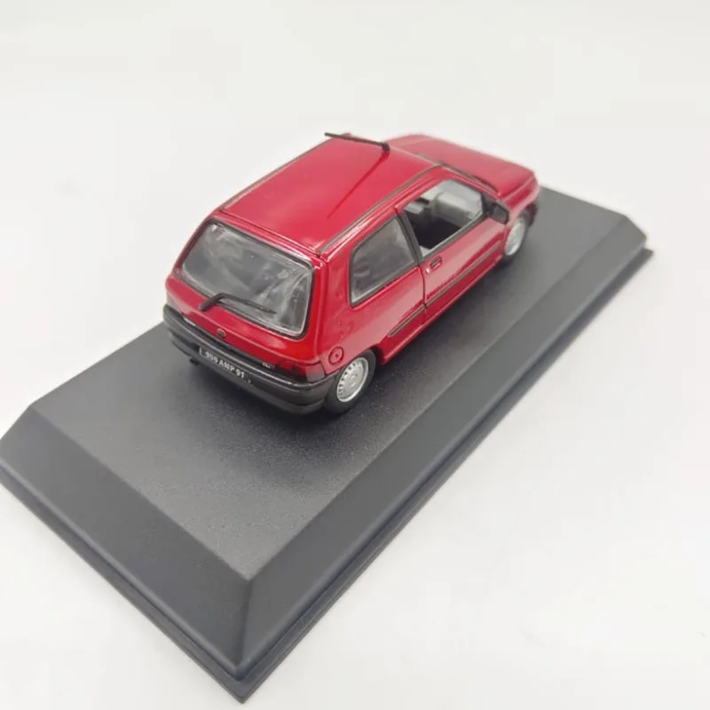 Diecast CLIO 1 Retro Sedan Model 1/43 Scale 4 Diecast CLIO 1 Retro Sedan Model 1/43 Scale - Image 4