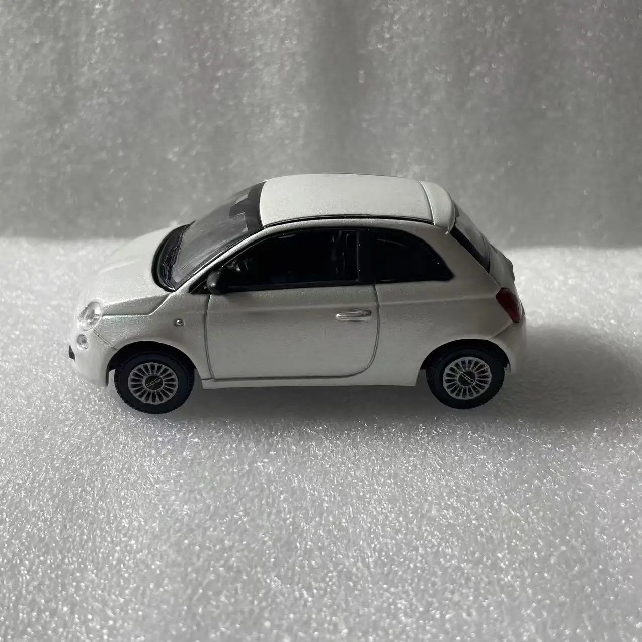 Fiat 500 1/43 Scale Diecast Model in White 2 Fiat 500 1/43 Scale Diecast Model in White - Image 2