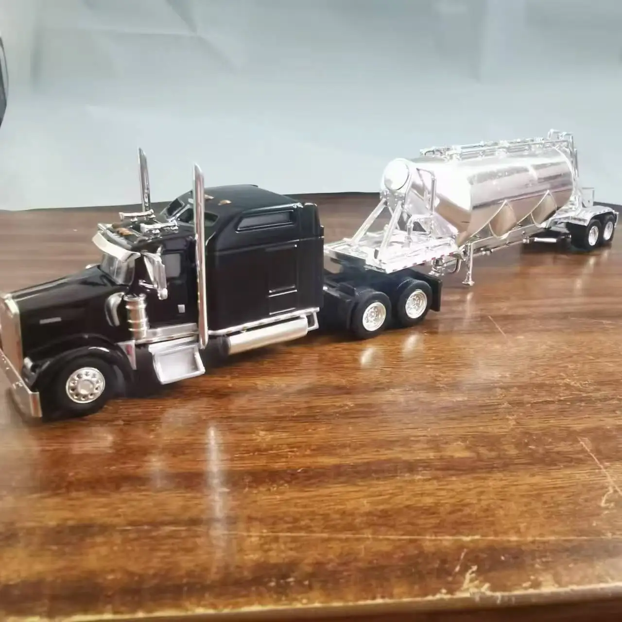 1:87 Scale Peterbilt 367 Tanker Truck Model 9 1:87 Scale Peterbilt 367 Tanker Truck Model - Image 9