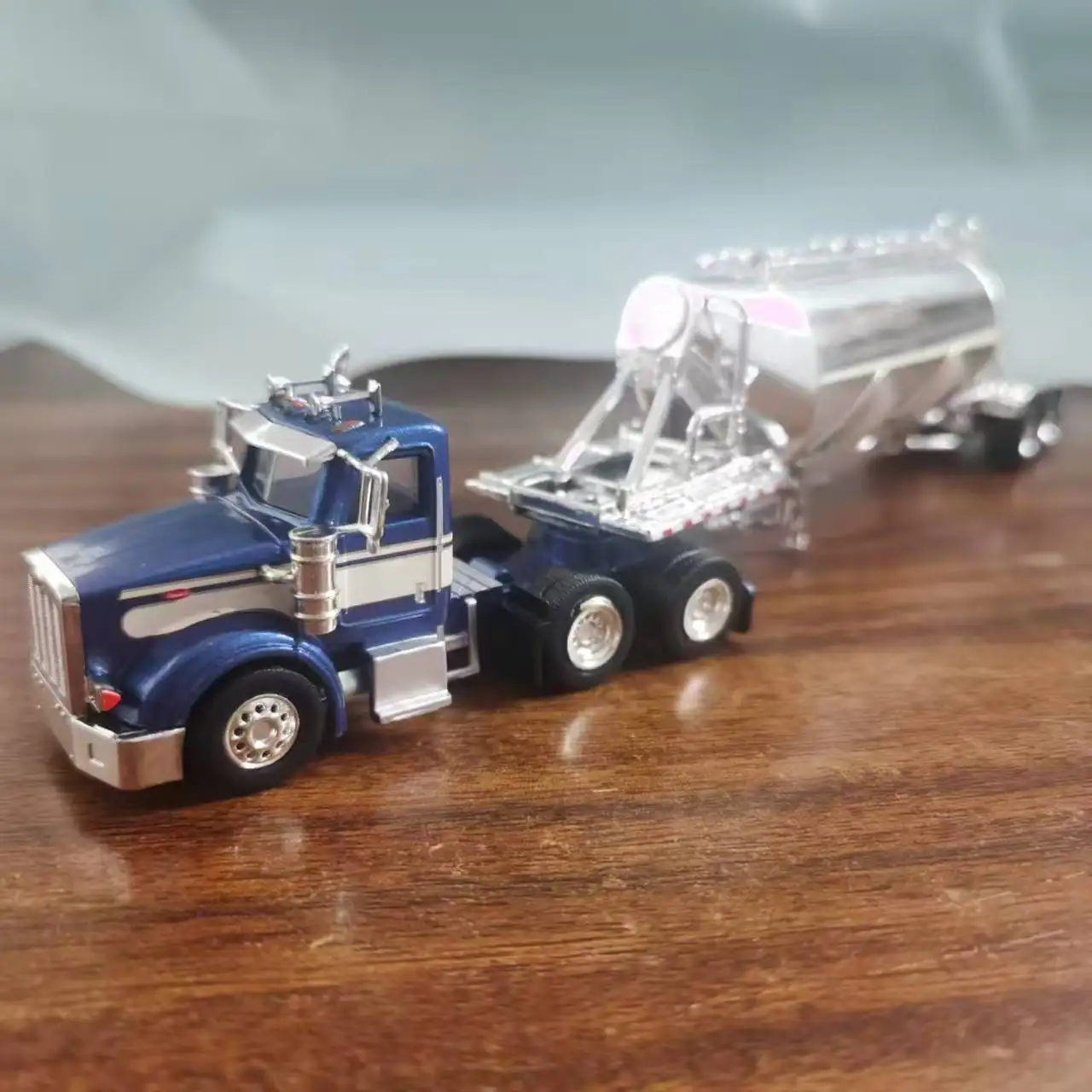 1:87 Scale Peterbilt 367 Tanker Truck Model 12 1:87 Scale Peterbilt 367 Tanker Truck Model - Image 12