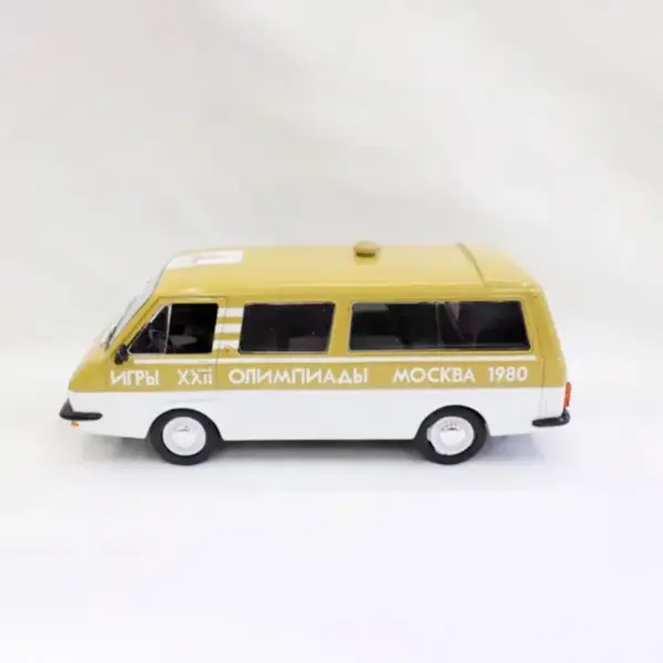 1:43 Scale RAF2203 Latvia Retro Van Model - Image 6