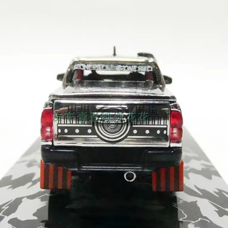 Tarmac Works 1:64 Scale Toyota Hilux Model 5 Tarmac Works 1:64 Scale Toyota Hilux Model - Image 5
