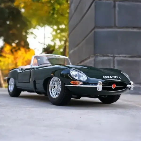 Jaguar E-type 1:18 Scale Diecast Model - Image 9