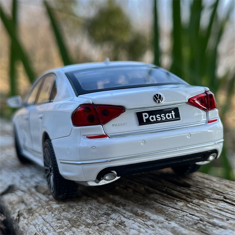 1:32 Volkswagen Passat Diecast Model Car 4 1:32 Volkswagen Passat Diecast Model Car - Image 4