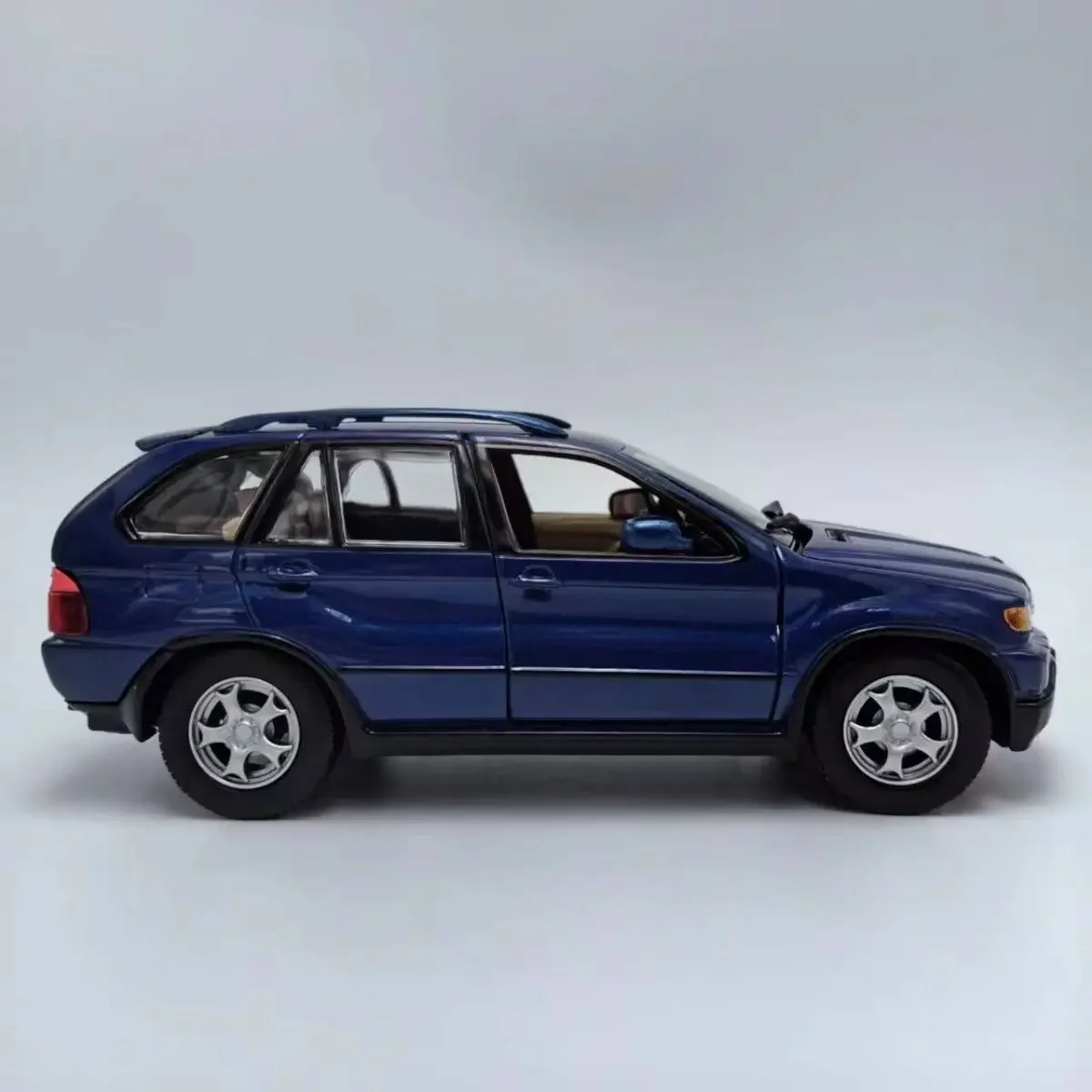 1:24 Scale BMW X5 SUV Diecast Model Blue 3 1:24 Scale BMW X5 SUV Diecast Model Blue - Image 3