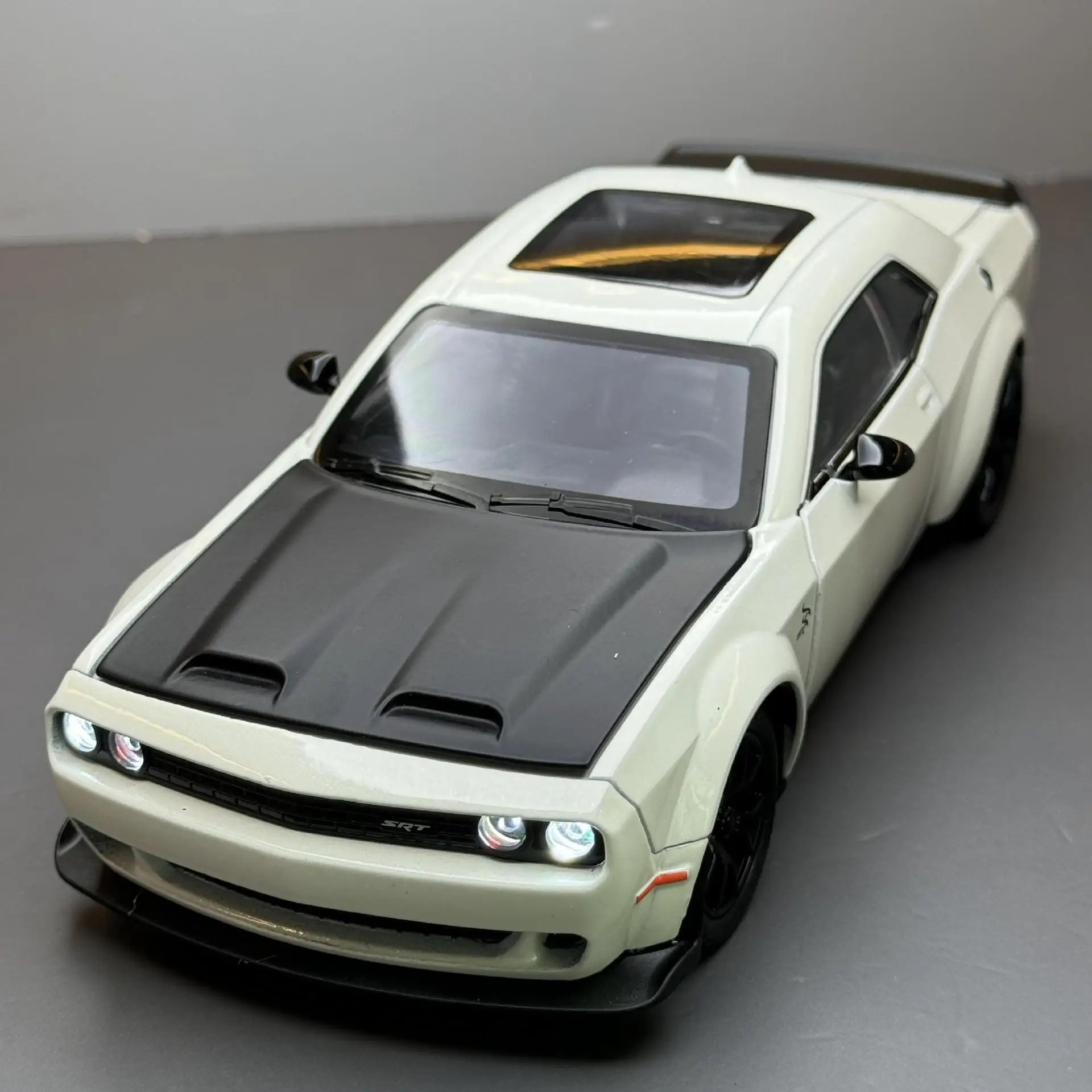 Dodge Challenger SRT Hellcat 1:24 Diecast Model 2 Dodge Challenger SRT Hellcat 1:24 Diecast Model - Image 2