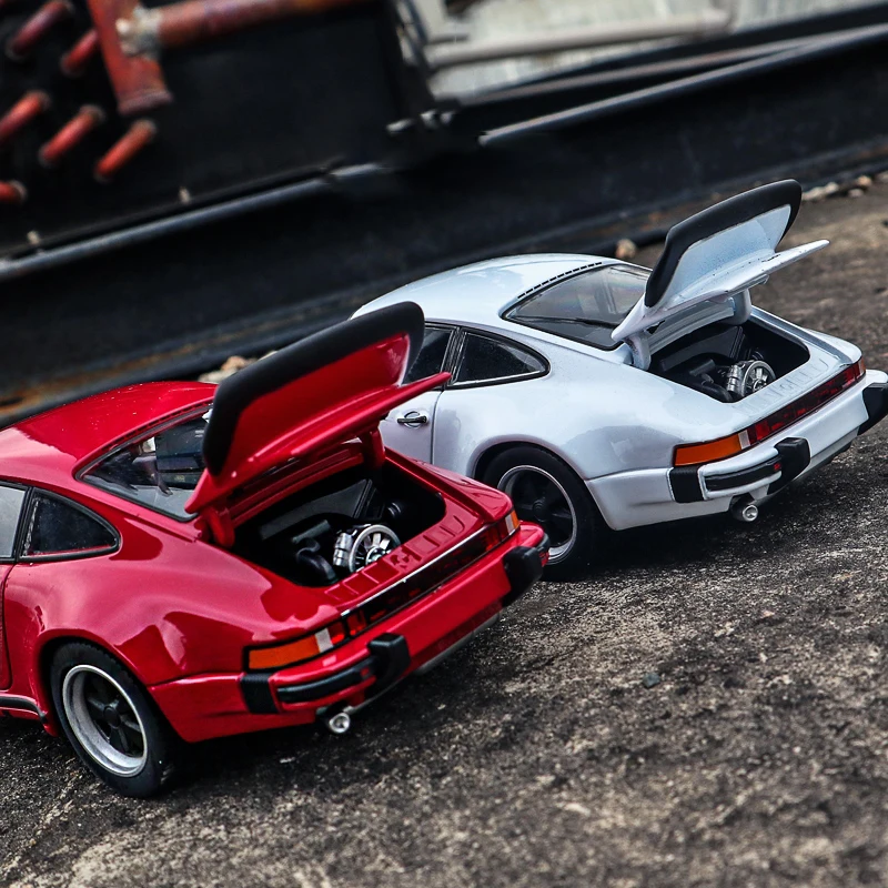 WELLY 1:24 Scale Silver 1974 Porsche 911 Turbo 3 WELLY 1:24 Scale Silver 1974 Porsche 911 Turbo - Image 3
