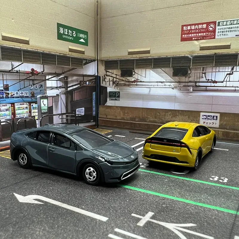 TOMY Toyota Prius Diecast Model Car Set 4 TOMY Toyota Prius Diecast Model Car Set - Image 4