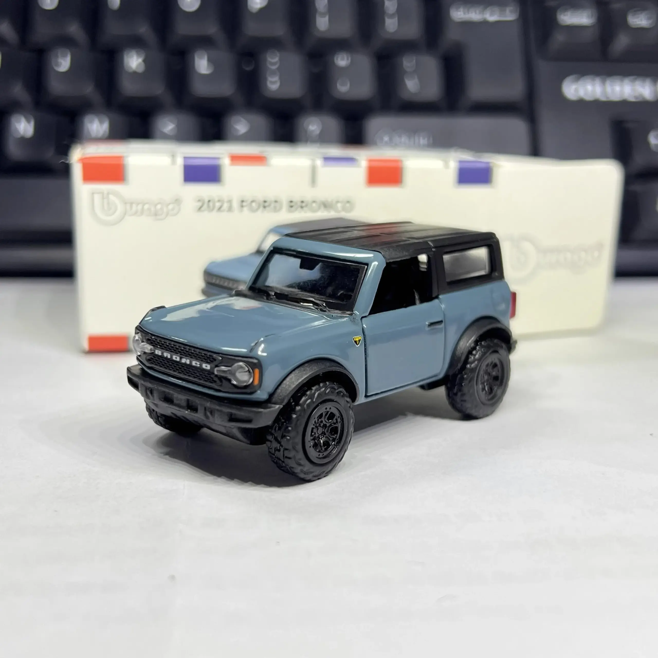 Bburago 1:64 Ford Bronco Diecast Model 5 Bburago 1:64 Ford Bronco Diecast Model - Image 5