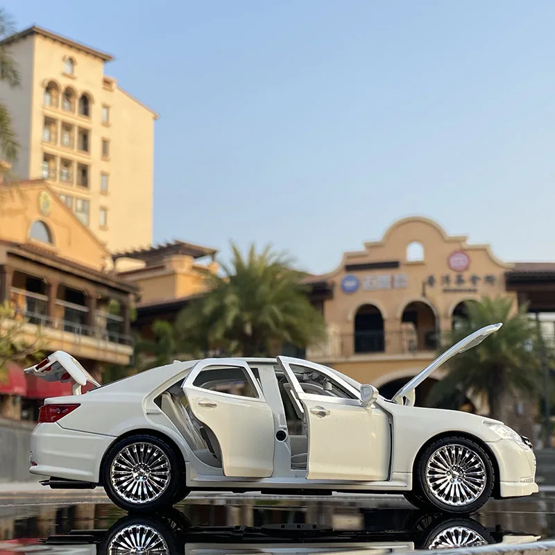 Diecast 1:24 White Toyota Crown Model Car 4 Diecast 1:24 White Toyota Crown Model Car - Image 4